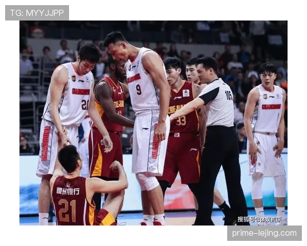 抢夺篮板被判犯规的依据是什么？教练教你关键判定规则